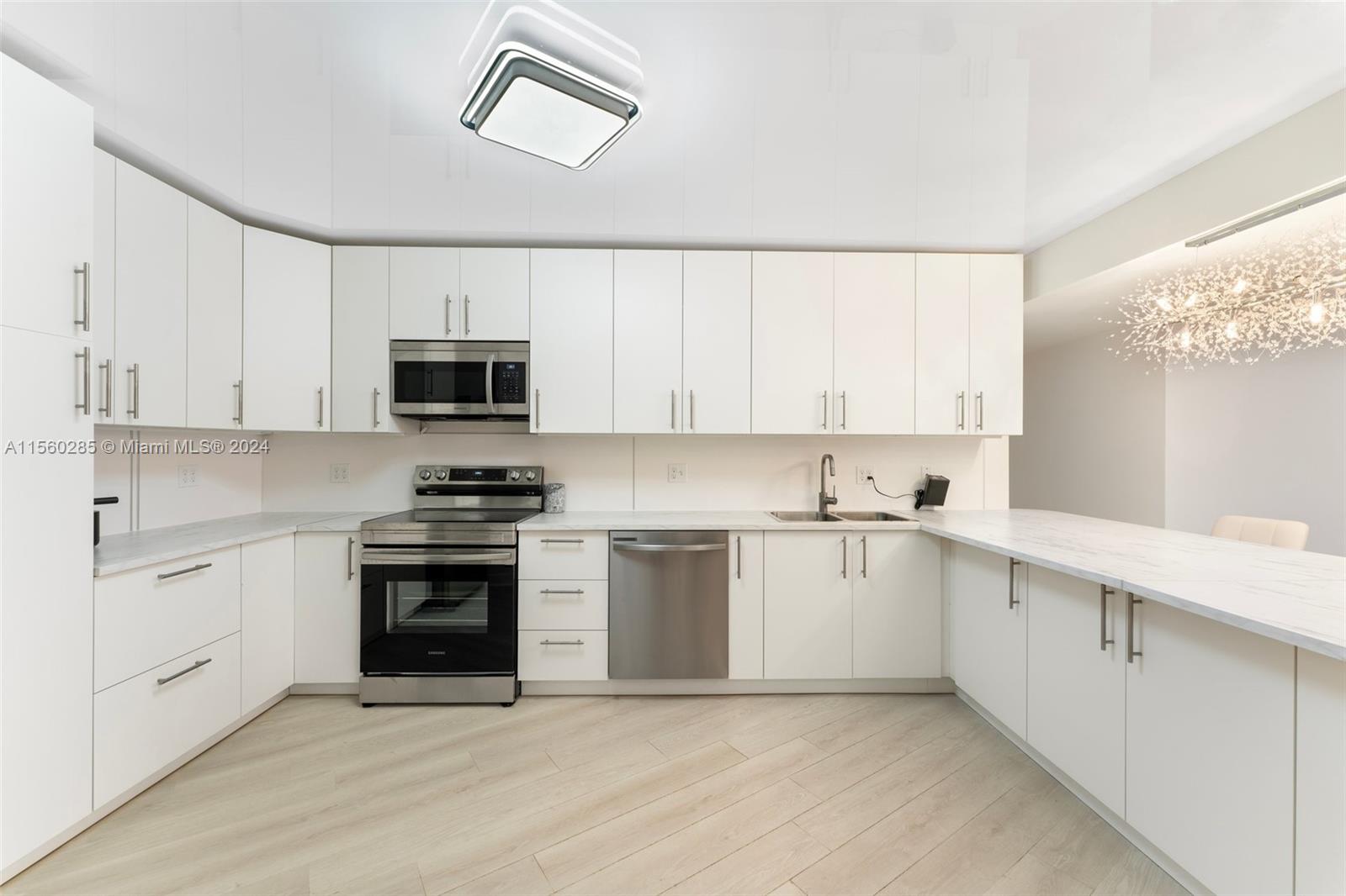 2500 Parkview Dr 1714, Hallandale Beach, Florida 33009, 2 Bedrooms Bedrooms, ,2 BathroomsBathrooms,Residential,For Sale,2500 Parkview Dr 1714,A11560285