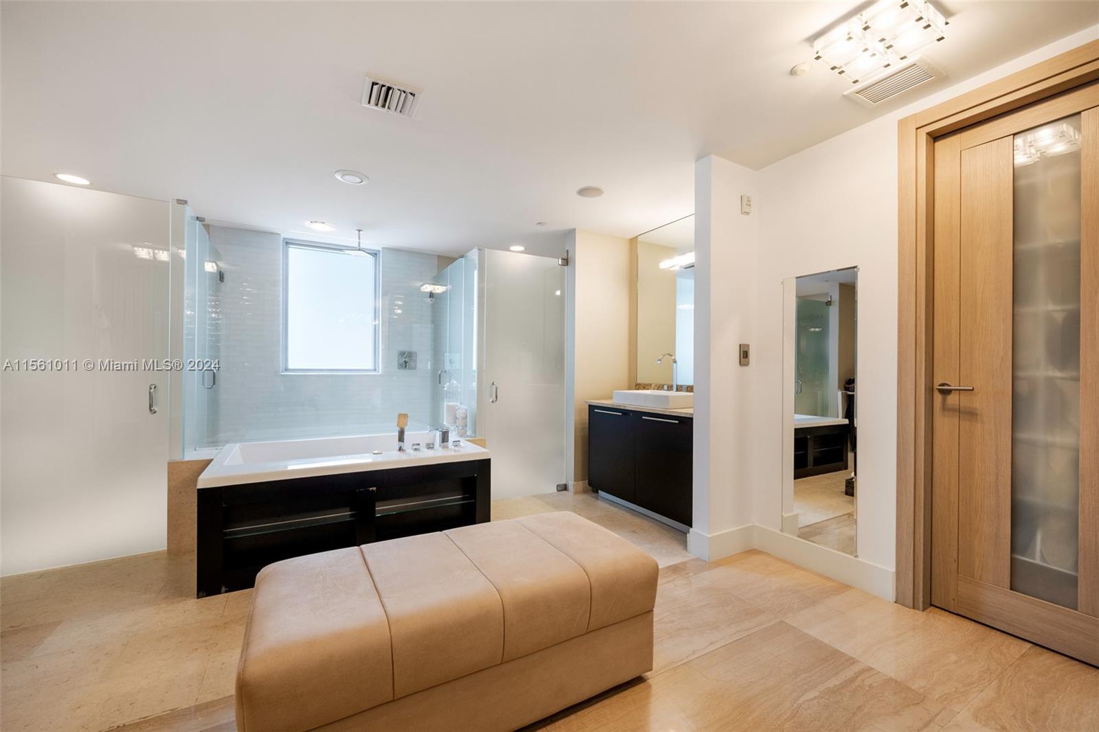 125 Ocean Dr U-0303, Miami Beach, Florida 33139, 4 Bedrooms Bedrooms, ,4 BathroomsBathrooms,Residentiallease,For Rent,125 Ocean Dr U-0303,A11561011