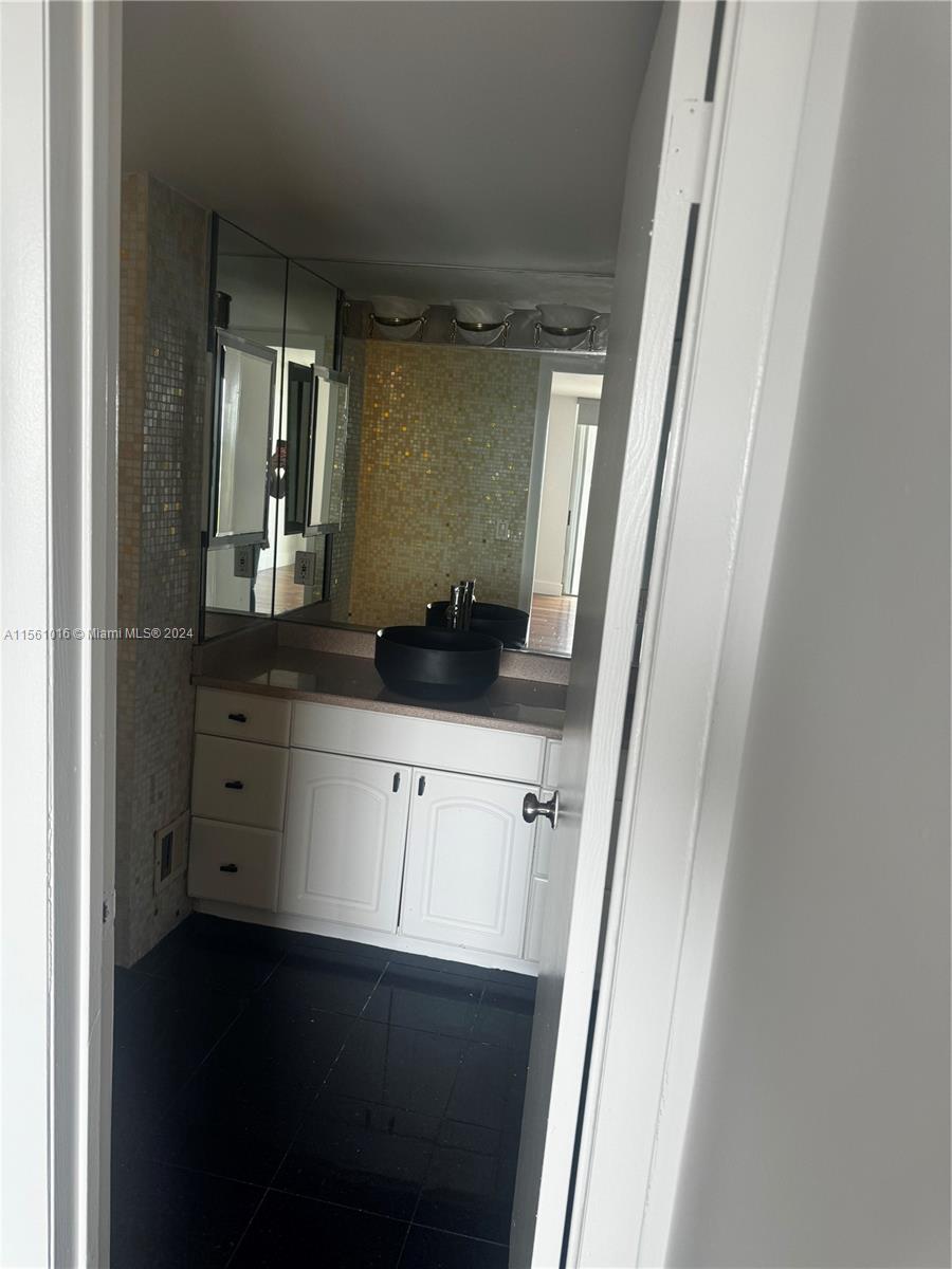 5161 Collins Ave 1118, Miami Beach, Florida 33140, 2 Bedrooms Bedrooms, ,2 BathroomsBathrooms,Residentiallease,For Rent,5161 Collins Ave 1118,A11561016