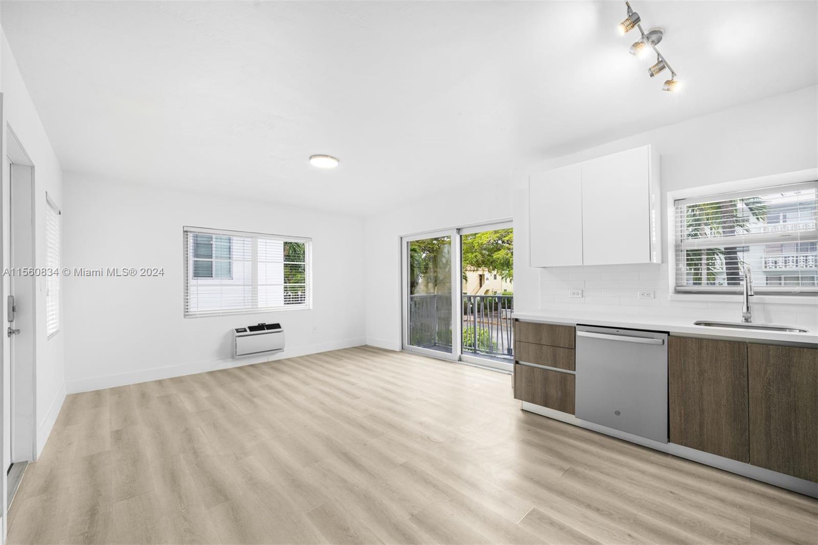 1038 11th St 18, Miami Beach, Florida 33139, 1 Bedroom Bedrooms, ,1 BathroomBathrooms,Residentiallease,For Rent,1038 11th St 18,A11560834