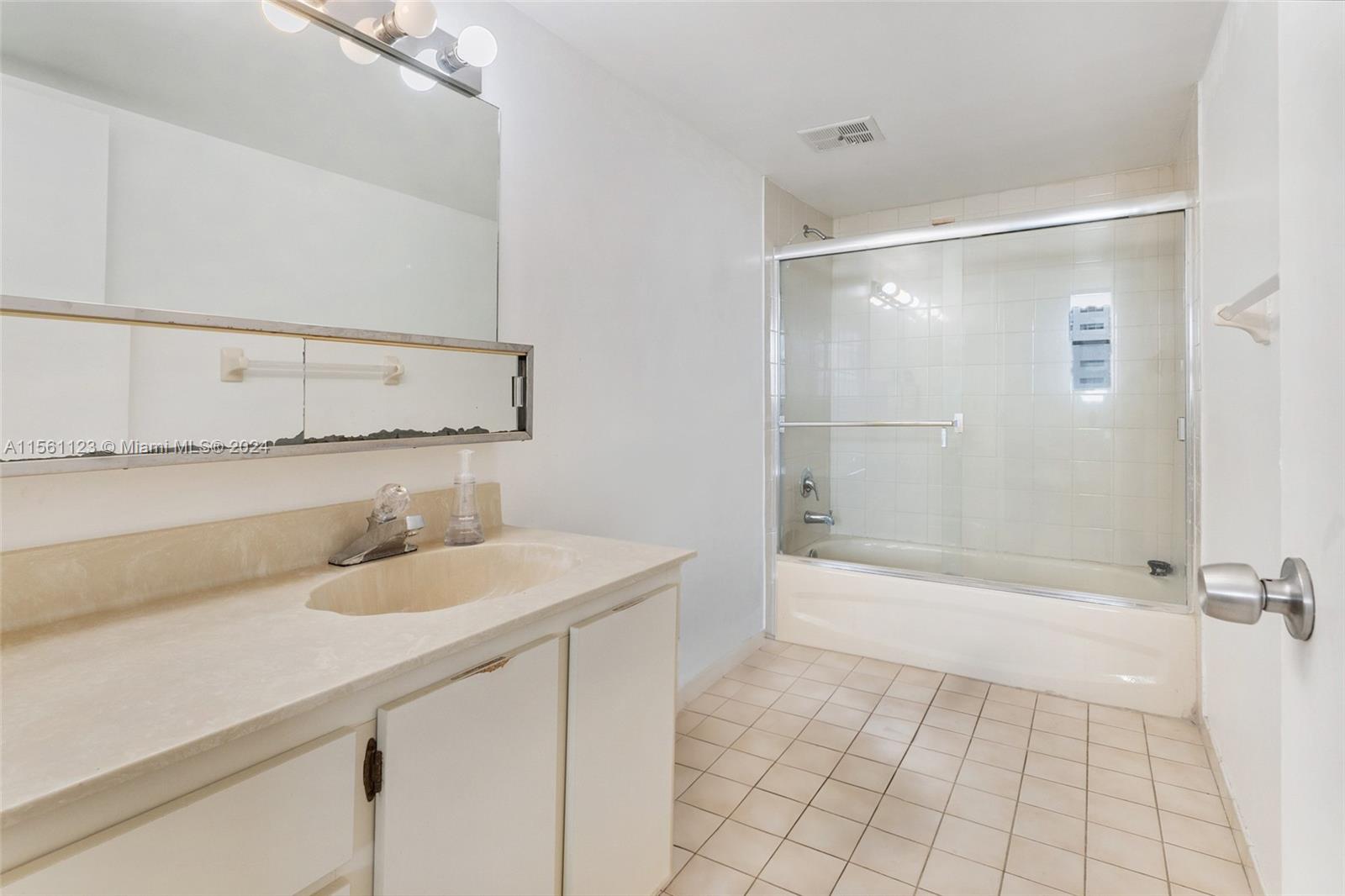 1775 Washington Ave 5D, Miami Beach, Florida 33139, 1 Bedroom Bedrooms, ,1 BathroomBathrooms,Residential,For Sale,1775 Washington Ave 5D,A11561123