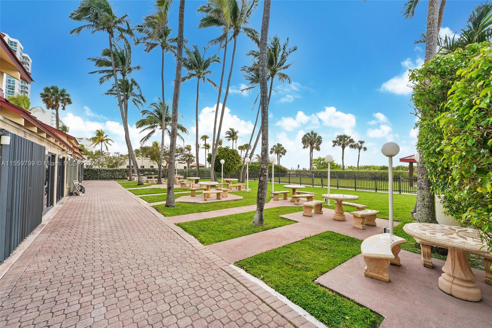 2555 Collins Ave 807, Miami Beach, Florida 33140, 1 Bedroom Bedrooms, ,2 BathroomsBathrooms,Residential,For Sale,2555 Collins Ave 807,A11559799