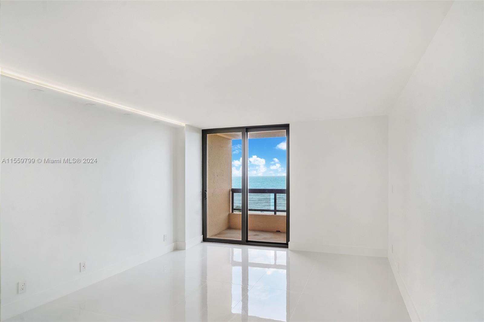 2555 Collins Ave 807, Miami Beach, Florida 33140, 1 Bedroom Bedrooms, ,2 BathroomsBathrooms,Residential,For Sale,2555 Collins Ave 807,A11559799