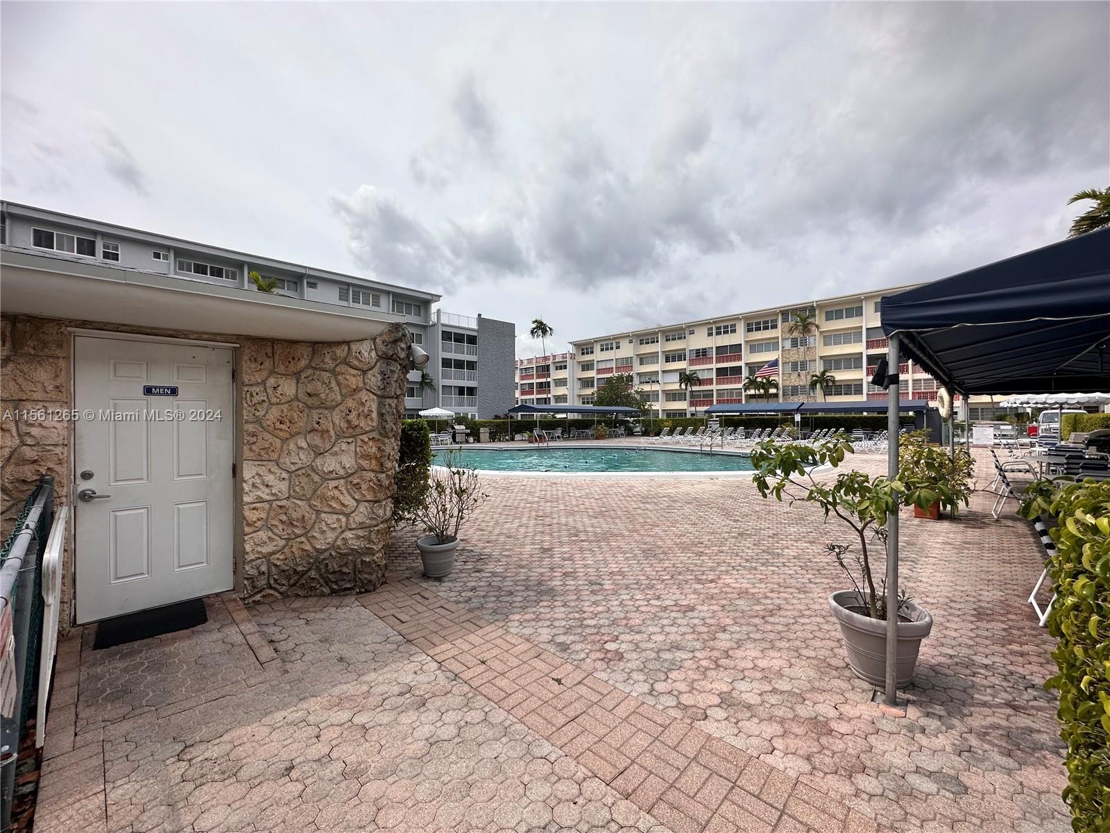 330 SE 2nd St 303H, Hallandale Beach, Florida 33009, 1 Bedroom Bedrooms, ,1 BathroomBathrooms,Residential,For Sale,330 SE 2nd St 303H,A11561265