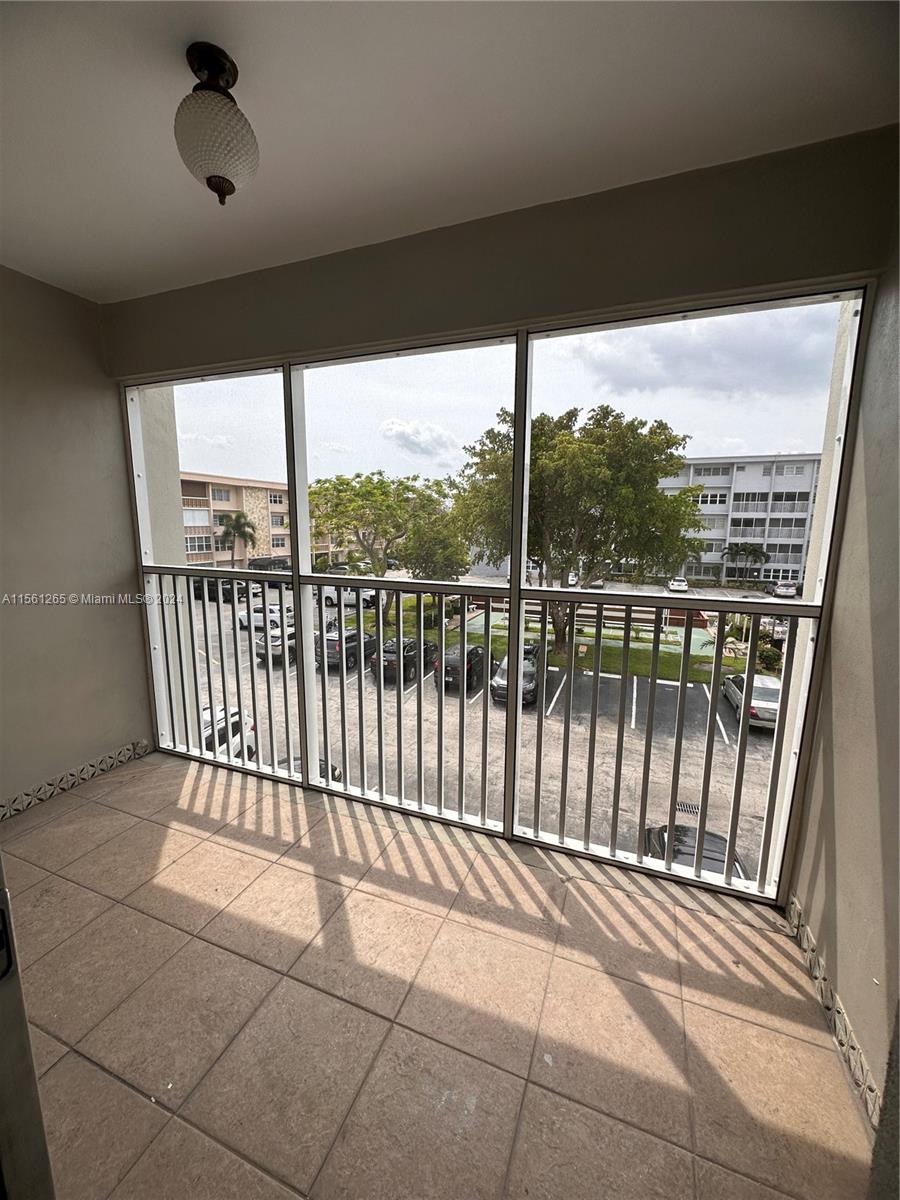 330 SE 2nd St 303H, Hallandale Beach, Florida 33009, 1 Bedroom Bedrooms, ,1 BathroomBathrooms,Residential,For Sale,330 SE 2nd St 303H,A11561265