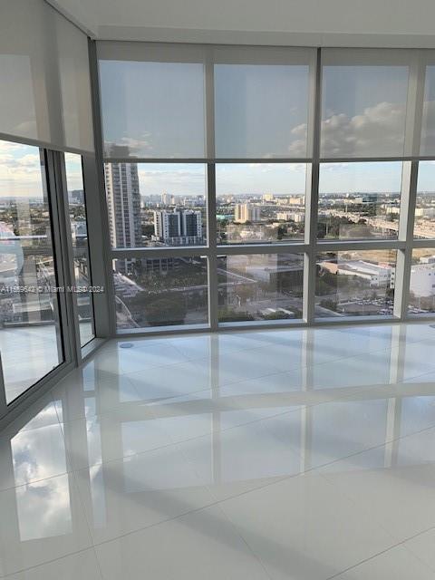 Desirable line 10. one of the best views!. Bedroom and den with two complete bathrooms. Private lobby. Best amenities: state of the art gym with box ring, basketball court, racquetball, mini golf, theater, games and kids area, pool, sauna and a complete spa. Sky bar
Easy access, from I95, Biscayne Blvd, metromover and Brightline station nearby.