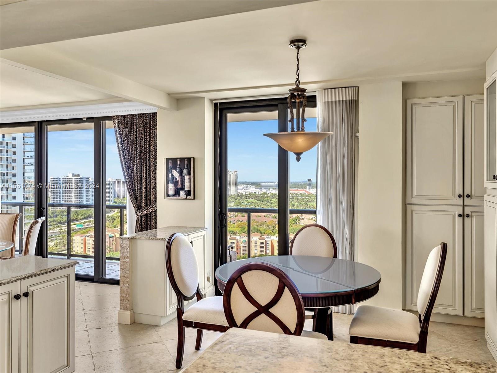 LARGE EAT IN AREA IN THE KITCHEN