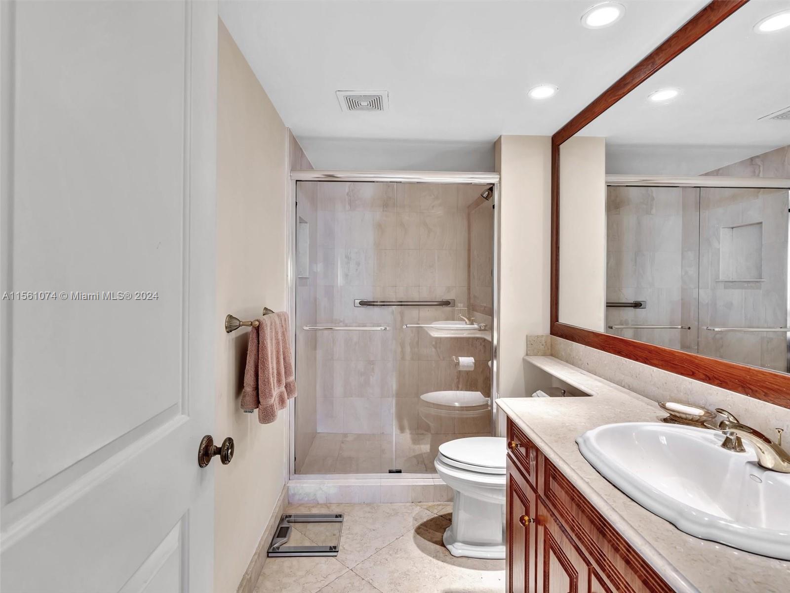 LARGE SECOND BATHROOM