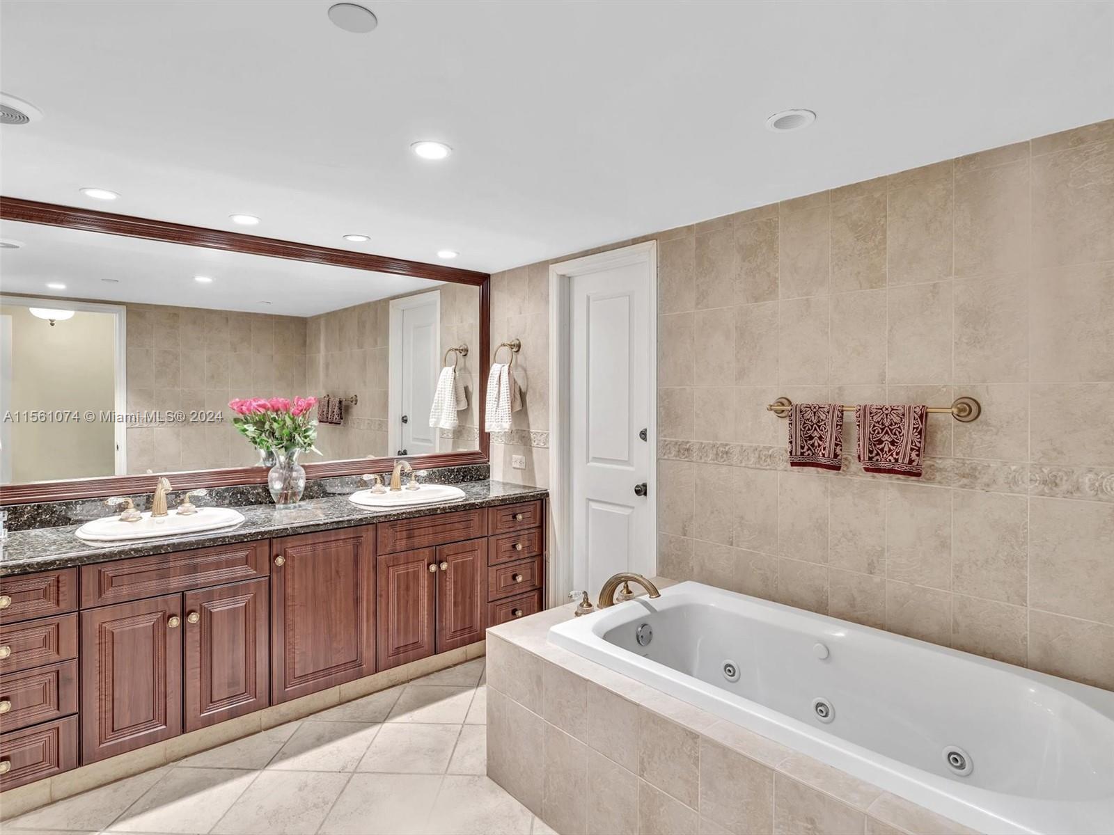 STUNNING MASTER BATH