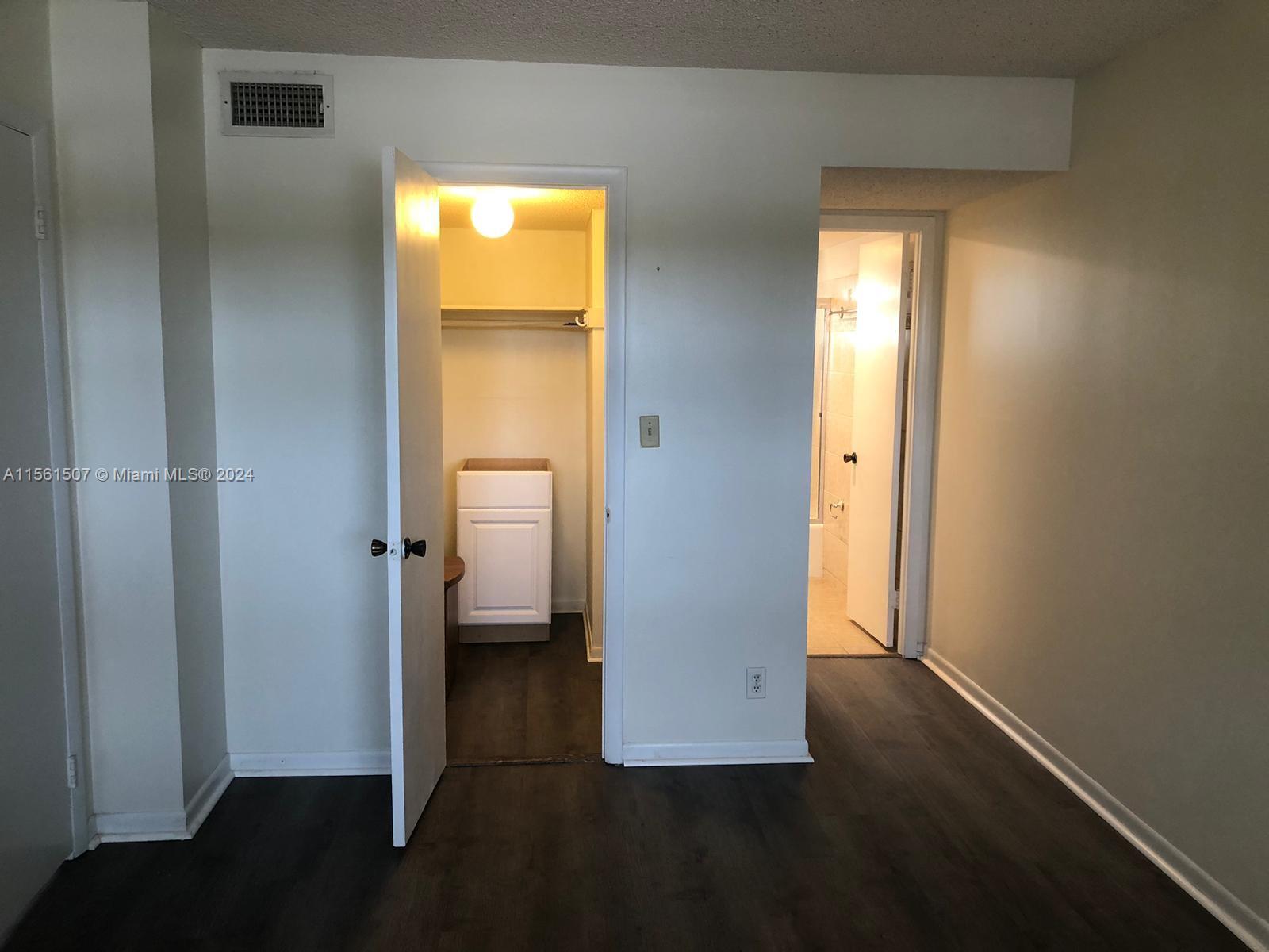 220 SW 9th Ave 210, Hallandale Beach, Florida 33009, 1 Bedroom Bedrooms, ,1 BathroomBathrooms,Residentiallease,For Rent,220 SW 9th Ave 210,A11561507