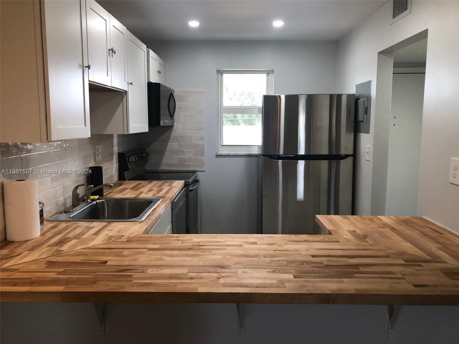 220 SW 9th Ave 210, Hallandale Beach, Florida 33009, 1 Bedroom Bedrooms, ,1 BathroomBathrooms,Residentiallease,For Rent,220 SW 9th Ave 210,A11561507