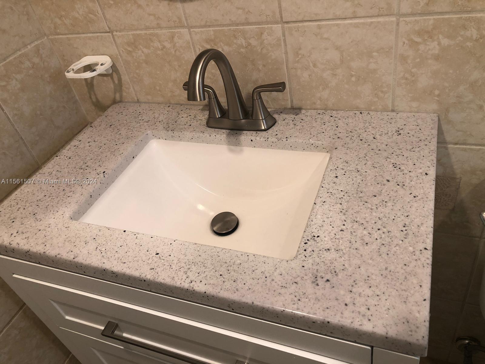 220 SW 9th Ave 210, Hallandale Beach, Florida 33009, 1 Bedroom Bedrooms, ,1 BathroomBathrooms,Residentiallease,For Rent,220 SW 9th Ave 210,A11561507