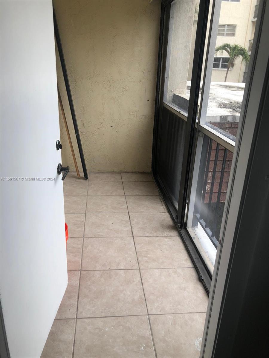 220 SW 9th Ave 210, Hallandale Beach, Florida 33009, 1 Bedroom Bedrooms, ,1 BathroomBathrooms,Residentiallease,For Rent,220 SW 9th Ave 210,A11561507