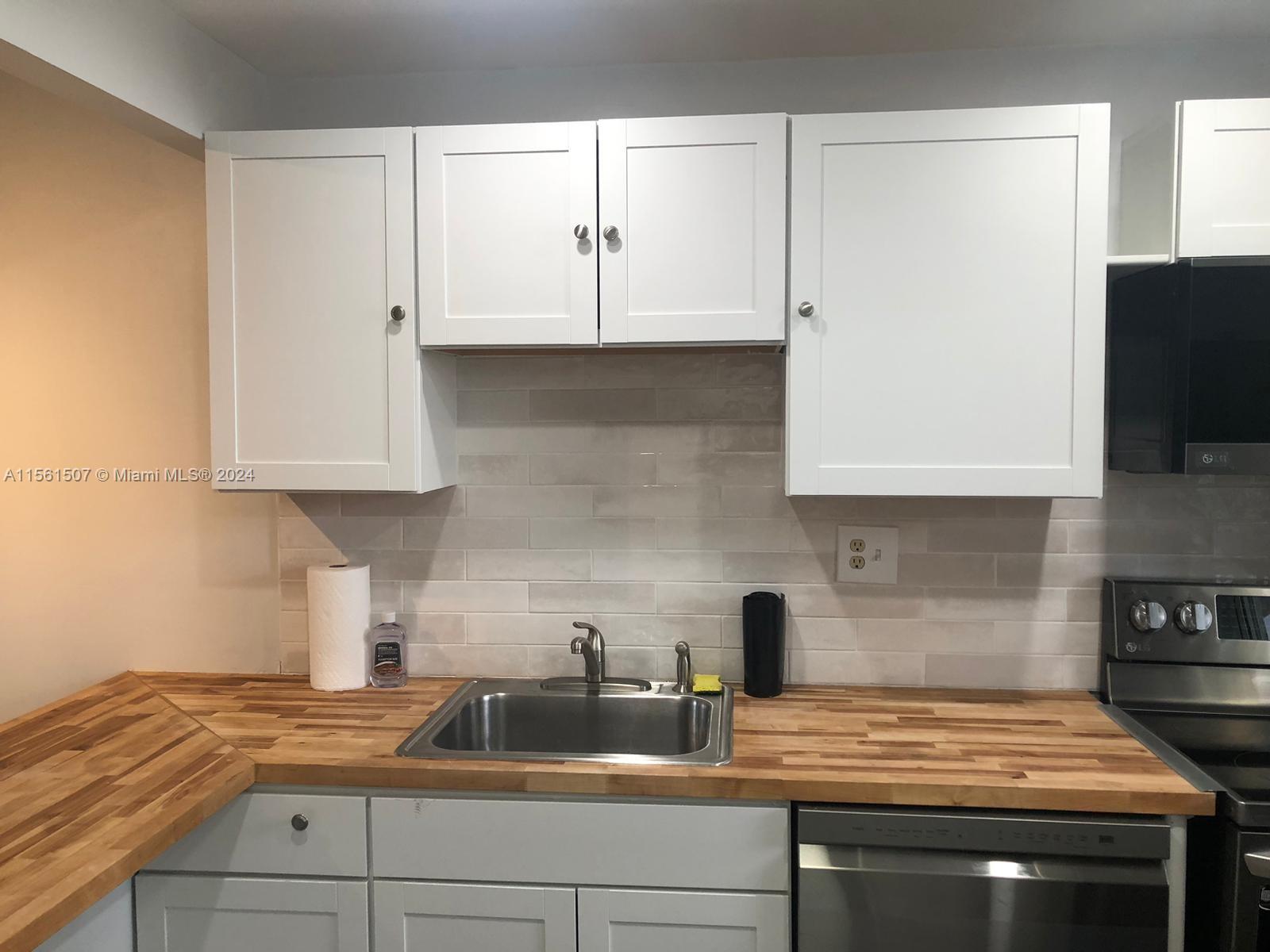 220 SW 9th Ave 210, Hallandale Beach, Florida 33009, 1 Bedroom Bedrooms, ,1 BathroomBathrooms,Residentiallease,For Rent,220 SW 9th Ave 210,A11561507