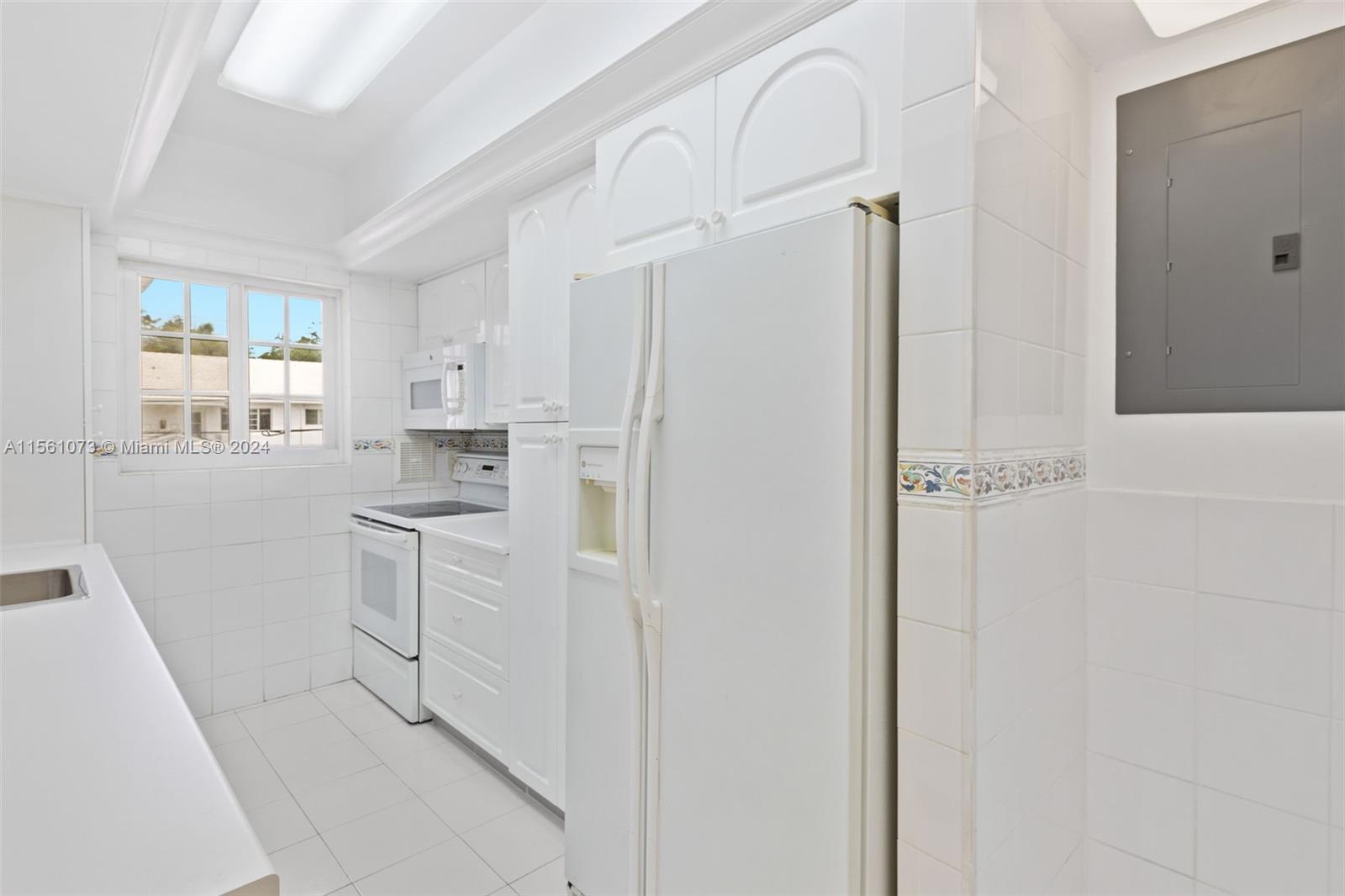925 Palermo Ave 2B, Coral Gables, Florida 33134, 2 Bedrooms Bedrooms, ,2 BathroomsBathrooms,Residentiallease,For Rent,925 Palermo Ave 2B,A11561073