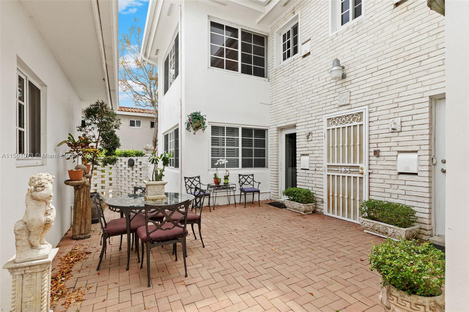 925 Palermo Ave 2B, Coral Gables, Florida 33134, 2 Bedrooms Bedrooms, ,2 BathroomsBathrooms,Residentiallease,For Rent,925 Palermo Ave 2B,A11561073