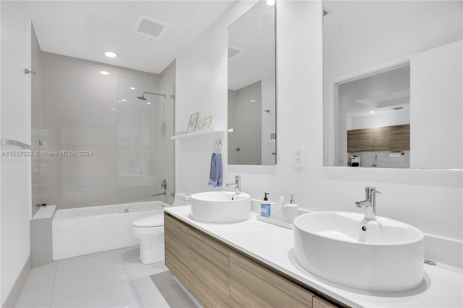 121 NE 34th St L202, Miami, Florida 33137, 1 Bedroom Bedrooms, ,1 BathroomBathrooms,Residential,For Sale,121 NE 34th St L202,A11557033