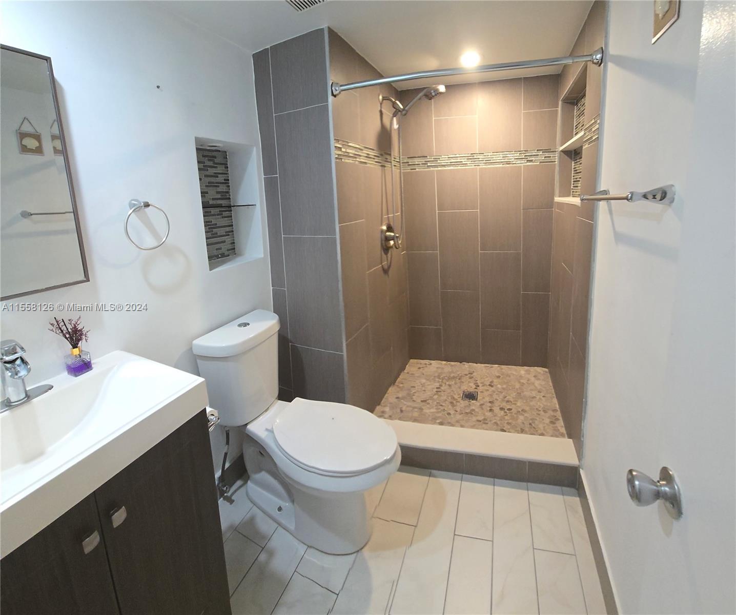 8695 NW 6th Ln 2-212, Miami, Florida 33126, 2 Bedrooms Bedrooms, ,2 BathroomsBathrooms,Residentiallease,For Rent,8695 NW 6th Ln 2-212,A11558126