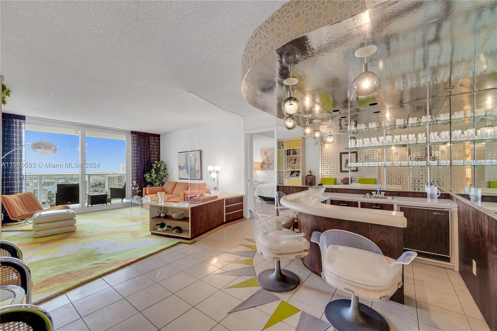 Living room an bar for dining