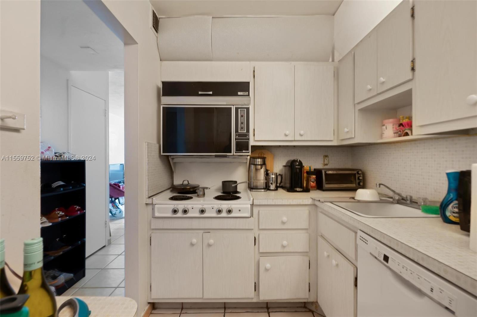 2899 Collins Ave 1104, Miami Beach, Florida 33140, ,1 BathroomBathrooms,Residential,For Sale,2899 Collins Ave 1104,A11559752