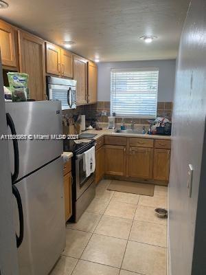 705 NE 2nd St 1, Hallandale Beach, Florida 33009, 1 Bedroom Bedrooms, ,1 BathroomBathrooms,Residentiallease,For Rent,705 NE 2nd St 1,A11560968