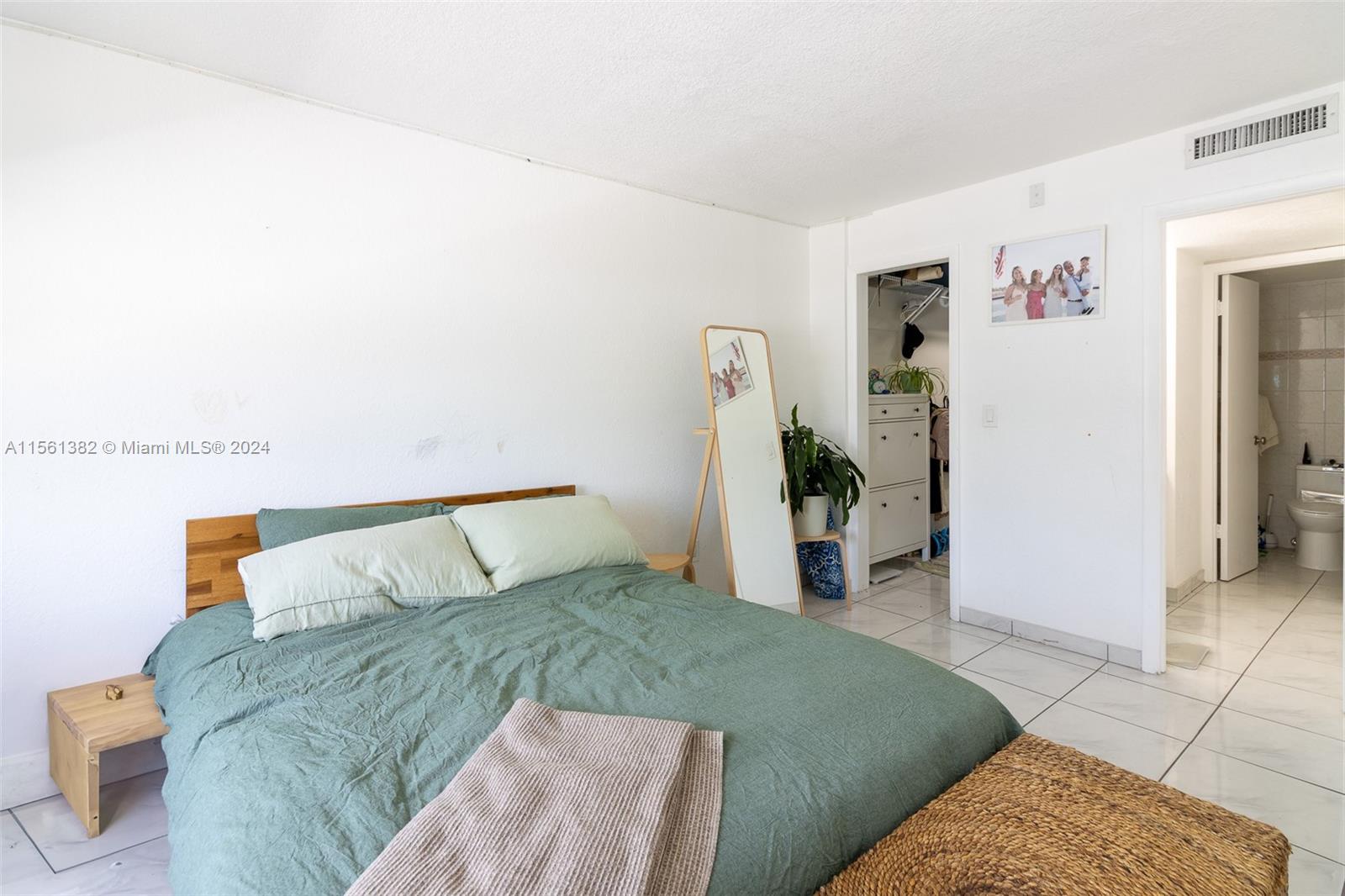 220 Washington Ave 5C, Miami Beach, Florida 33139, 1 Bedroom Bedrooms, ,1 BathroomBathrooms,Residential,For Sale,220 Washington Ave 5C,A11561382