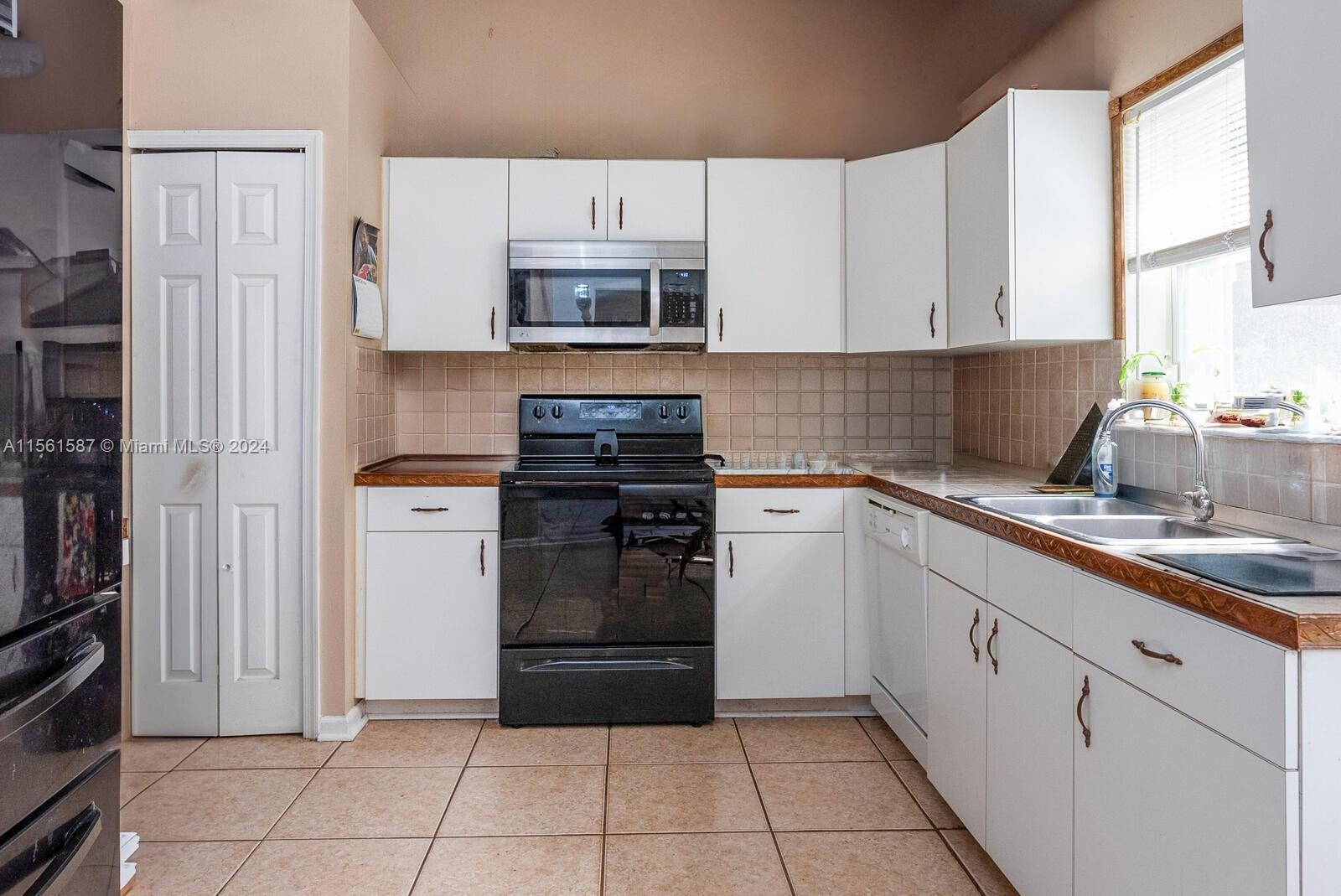 450 SE 20th Ln, Homestead, Florida 33033, 3 Bedrooms Bedrooms, ,2 BathroomsBathrooms,Residential,For Sale,450 SE 20th Ln,A11561587