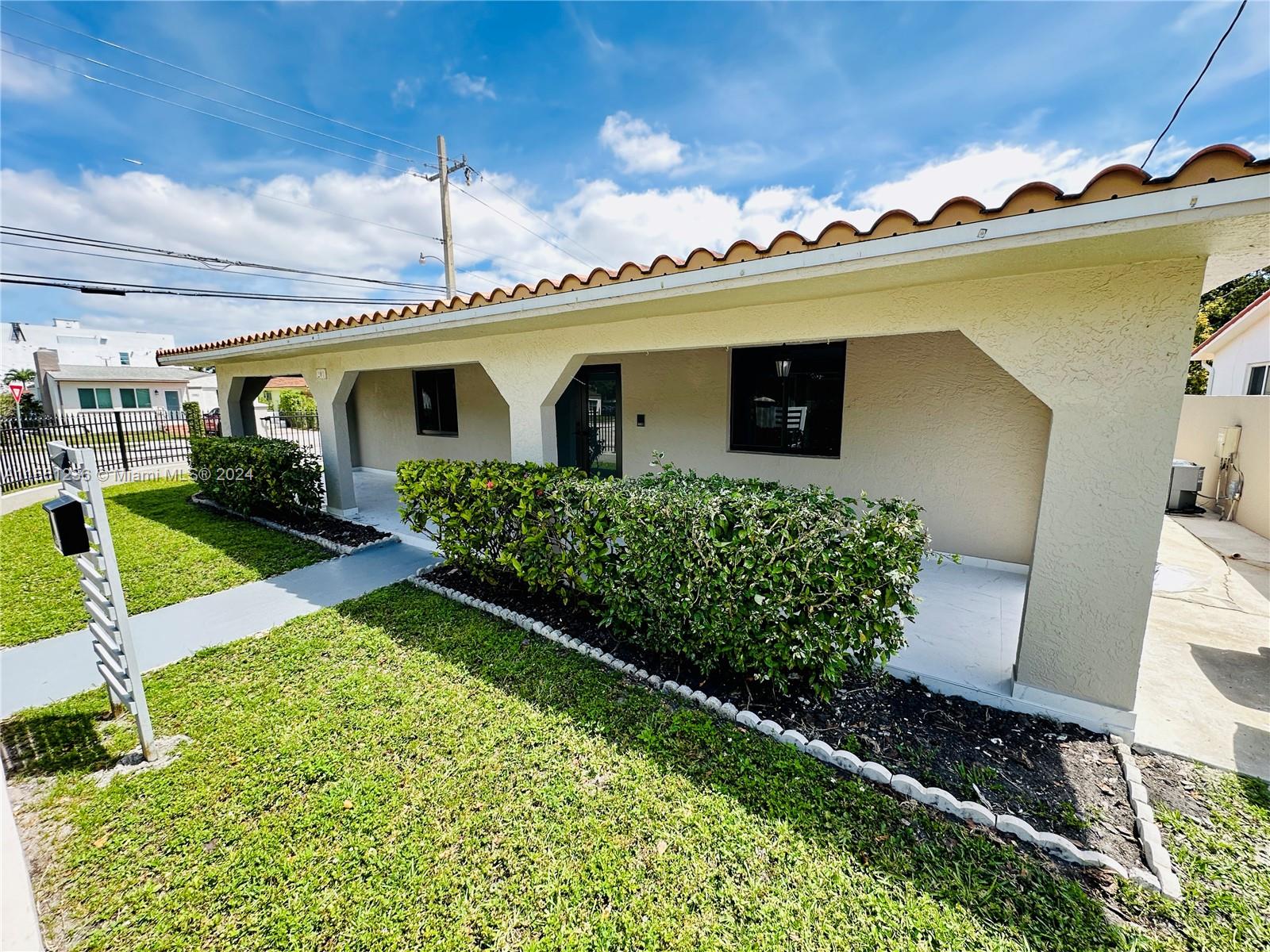 201 SW 40th Ave, Miami, Florida 33134, 3 Bedrooms Bedrooms, ,2 BathroomsBathrooms,Residentiallease,For Rent,201 SW 40th Ave,A11561236