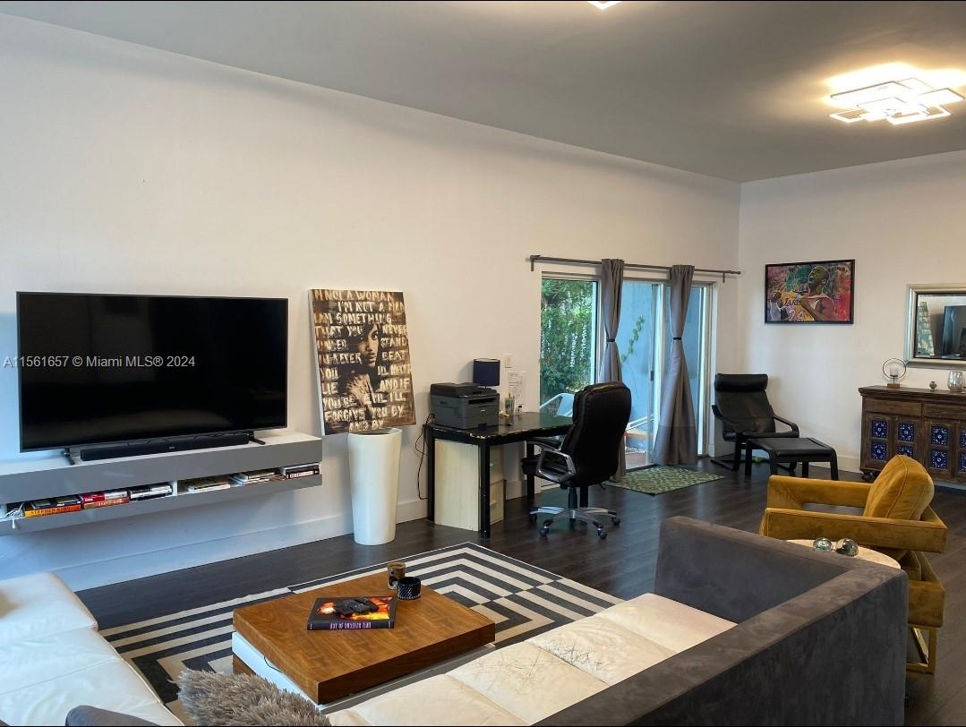 Spacious living room w 10' ceilings.