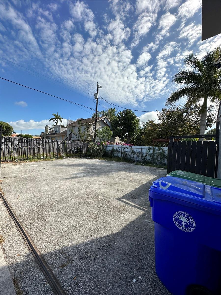 1687 SW 10th St Upper, Miami, Florida 33135, 3 Bedrooms Bedrooms, ,2 BathroomsBathrooms,Residentiallease,For Rent,1687 SW 10th St Upper,A11561461