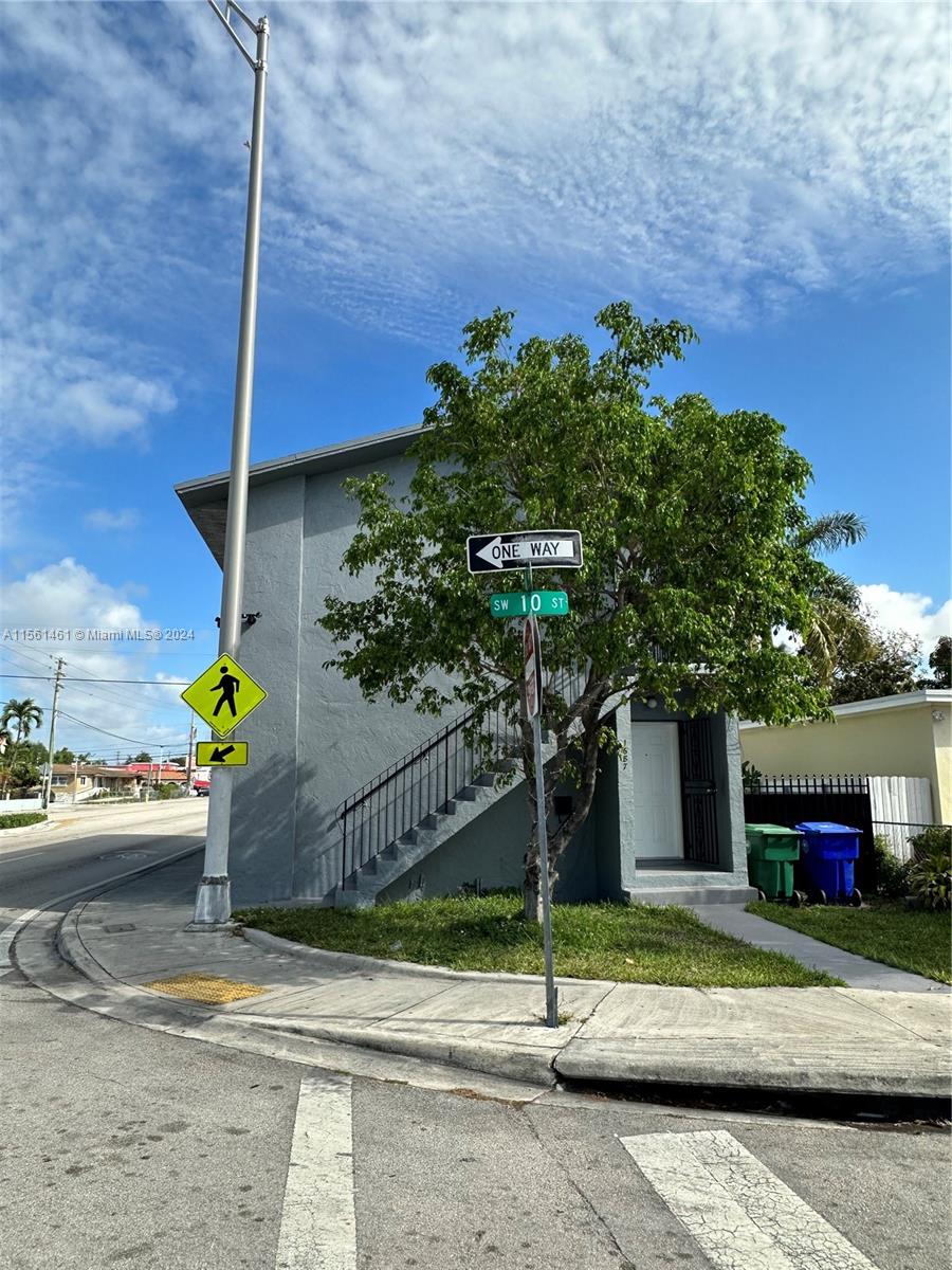1687 SW 10th St Upper, Miami, Florida 33135, 3 Bedrooms Bedrooms, ,2 BathroomsBathrooms,Residentiallease,For Rent,1687 SW 10th St Upper,A11561461