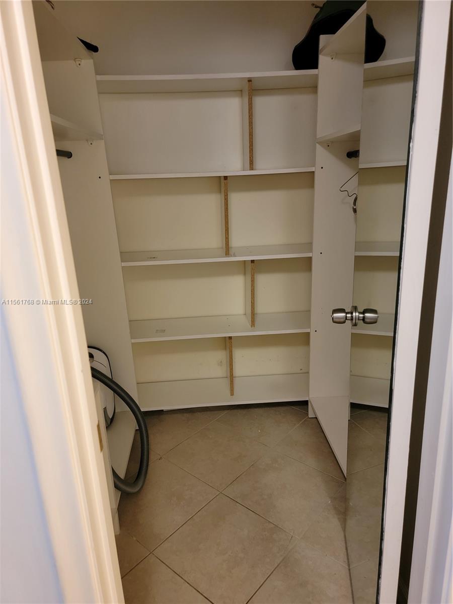 1301 NE 7th St 213, Hallandale Beach, Florida 33009, 2 Bedrooms Bedrooms, ,2 BathroomsBathrooms,Residentiallease,For Rent,1301 NE 7th St 213,A11561768