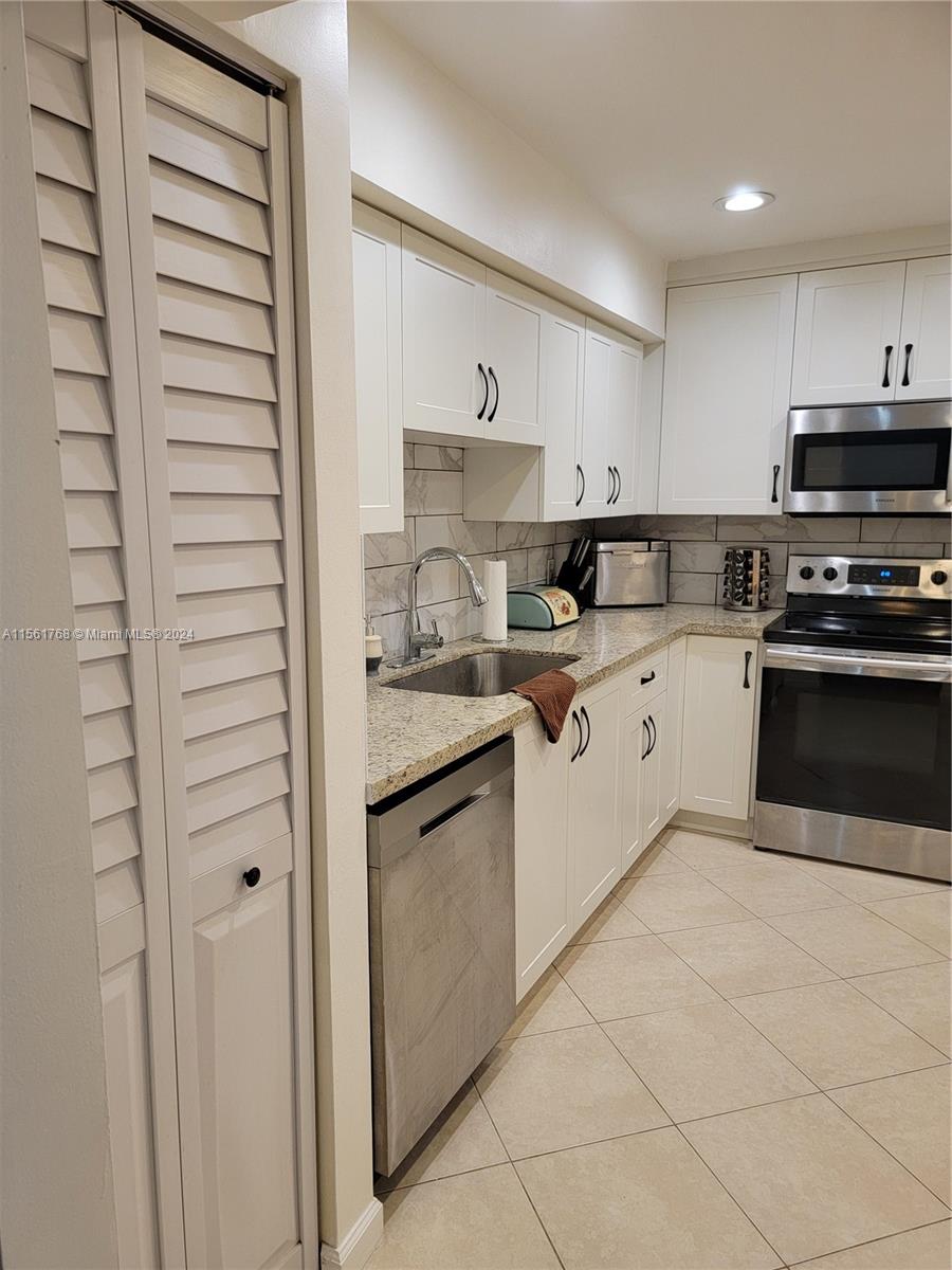 1301 NE 7th St 213, Hallandale Beach, Florida 33009, 2 Bedrooms Bedrooms, ,2 BathroomsBathrooms,Residentiallease,For Rent,1301 NE 7th St 213,A11561768