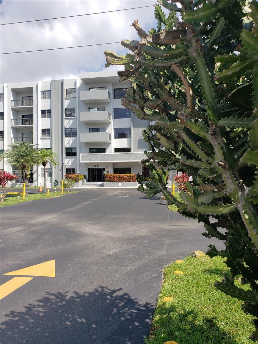 1301 NE 7th St 213, Hallandale Beach, Florida 33009, 2 Bedrooms Bedrooms, ,2 BathroomsBathrooms,Residentiallease,For Rent,1301 NE 7th St 213,A11561768