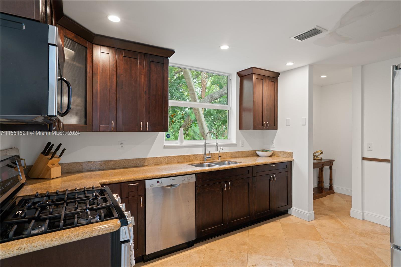 120 NE 44th St, Miami, Florida 33137, 4 Bedrooms Bedrooms, ,2 BathroomsBathrooms,Residentiallease,For Rent,120 NE 44th St,A11561821