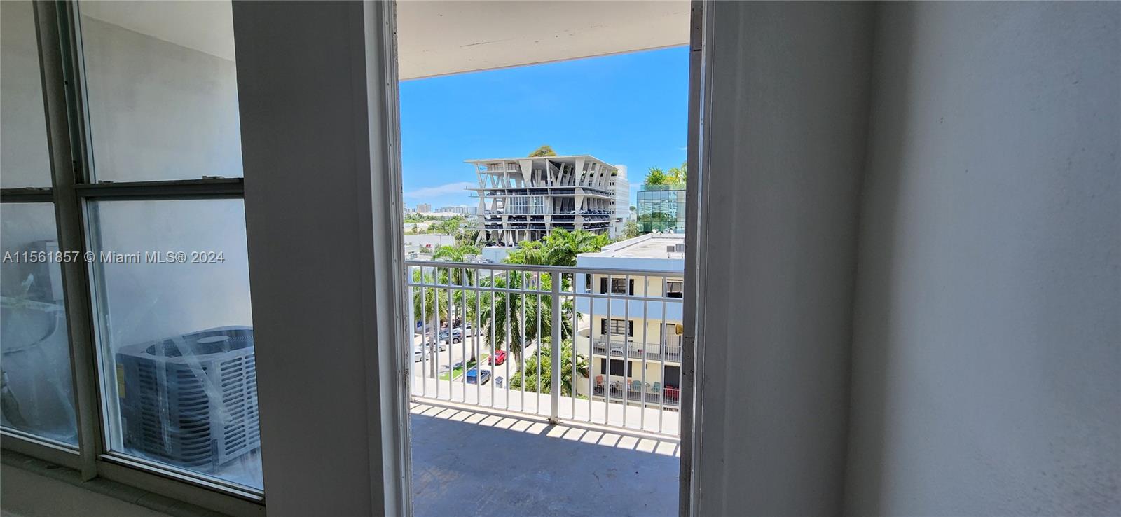 Eastward view of Lincoln Road
