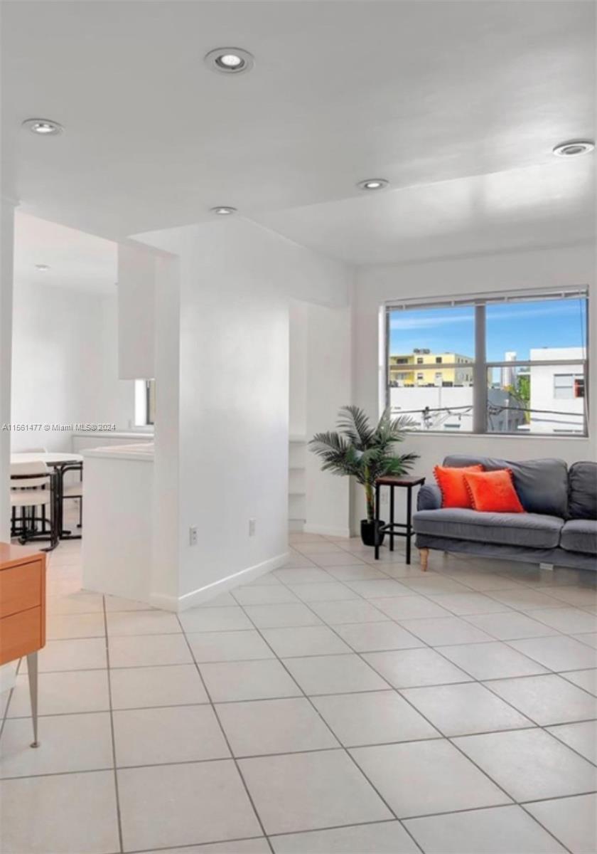 1390 Ocean Dr 306, Miami Beach, Florida 33139, 1 Bedroom Bedrooms, ,1 BathroomBathrooms,Residentiallease,For Rent,1390 Ocean Dr 306,A11561477