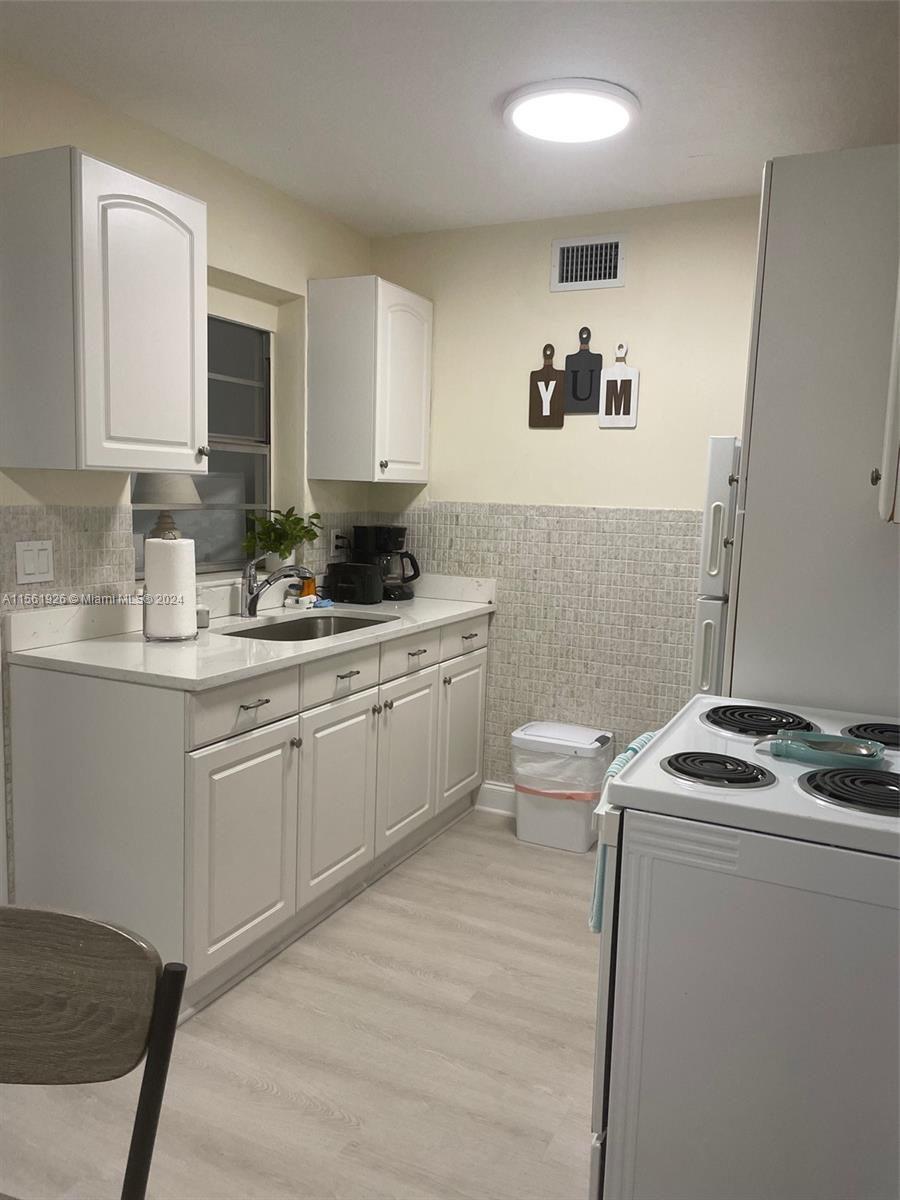 Hollywood, Florida 33020, 2 Bedrooms Bedrooms, ,2 BathroomsBathrooms,Residentiallease,For Rent,A11561926