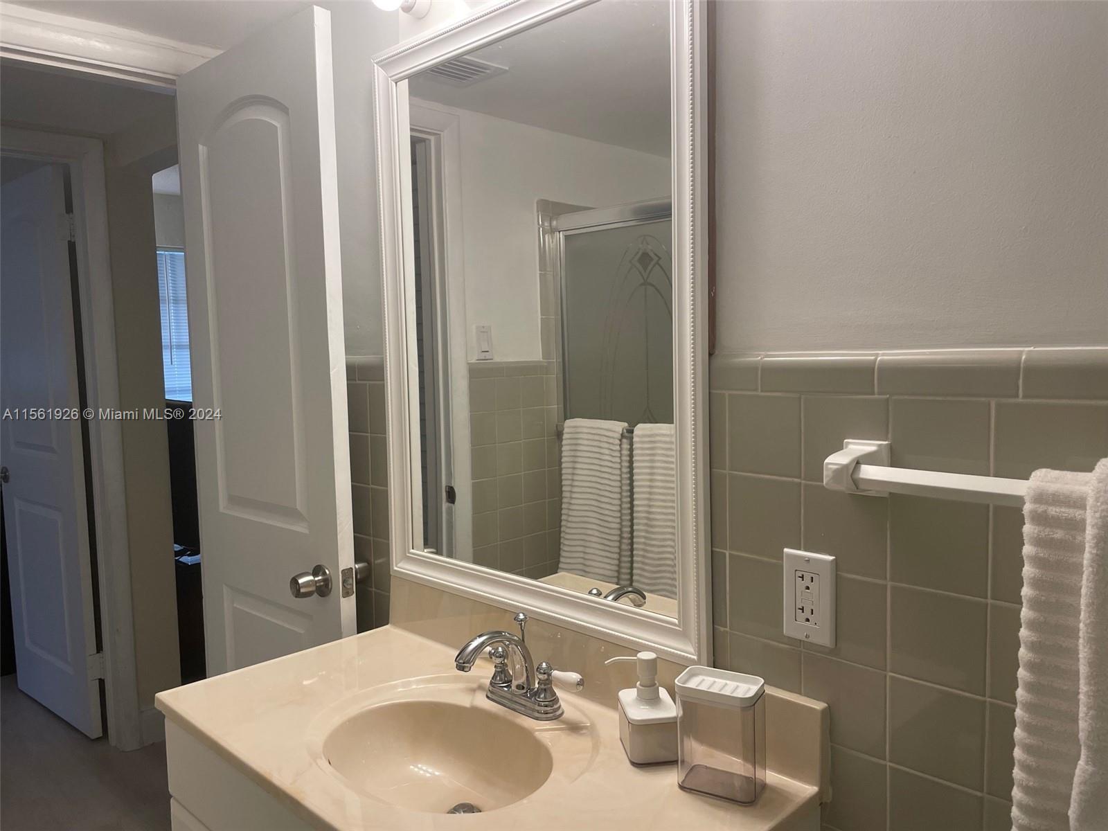 Hollywood, Florida 33020, 2 Bedrooms Bedrooms, ,2 BathroomsBathrooms,Residentiallease,For Rent,A11561926