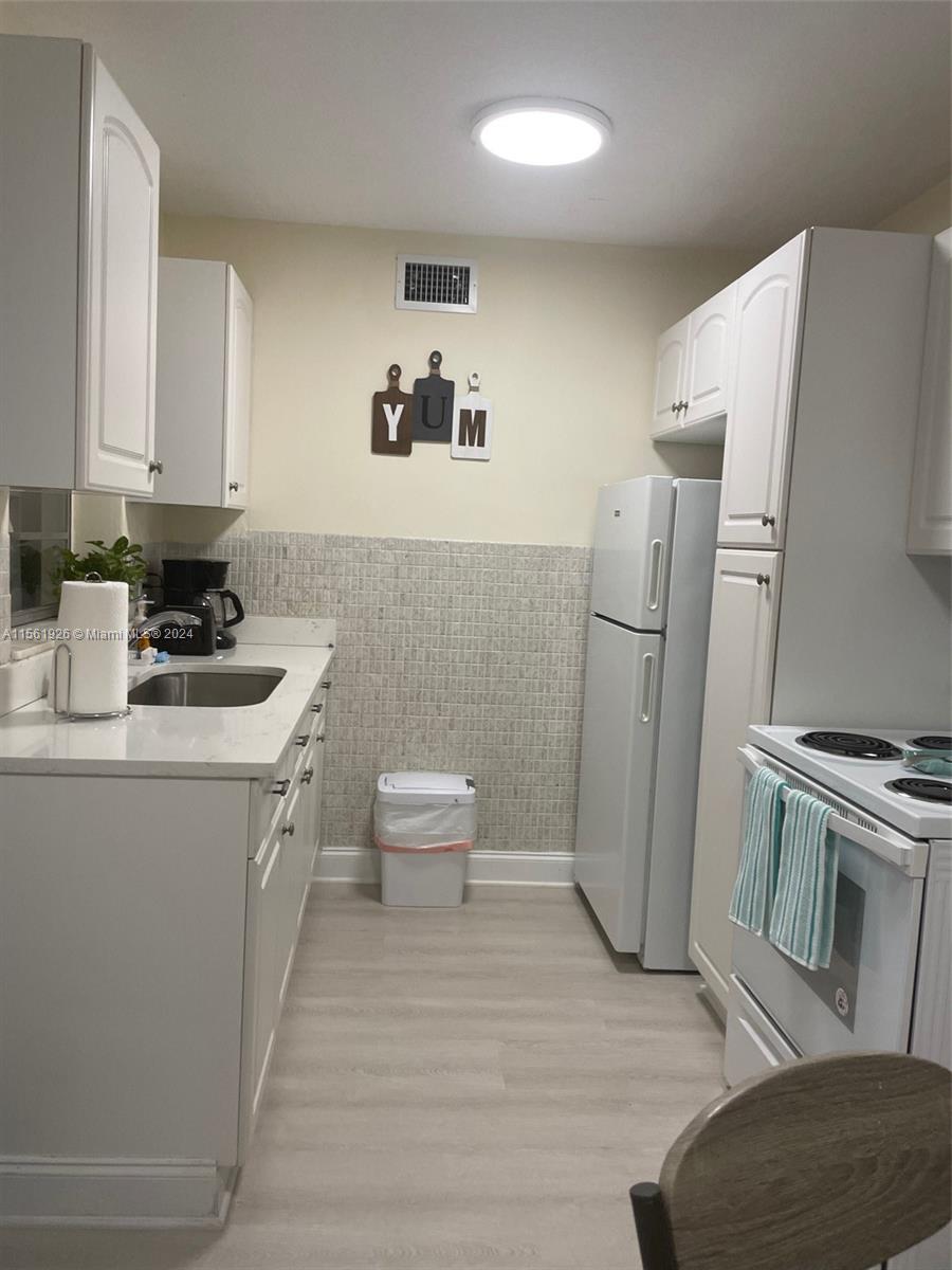 Hollywood, Florida 33020, 2 Bedrooms Bedrooms, ,2 BathroomsBathrooms,Residentiallease,For Rent,A11561926