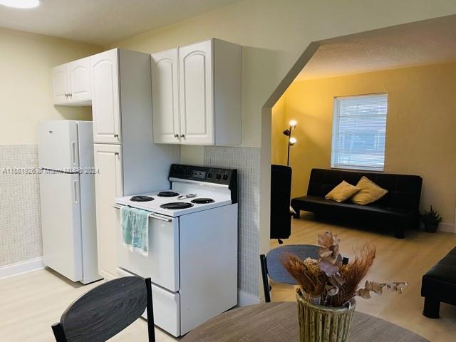 Hollywood, Florida 33020, 2 Bedrooms Bedrooms, ,2 BathroomsBathrooms,Residentiallease,For Rent,A11561926