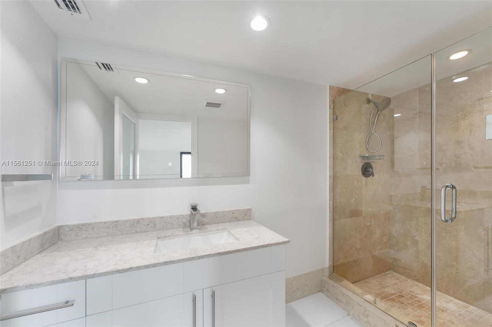 2555 Collins Ave 807, Miami Beach, Florida 33140, 1 Bedroom Bedrooms, ,2 BathroomsBathrooms,Residentiallease,For Rent,2555 Collins Ave 807,A11561251