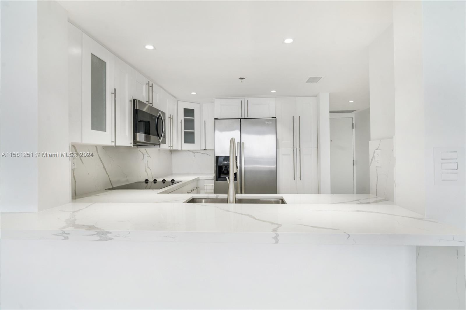 2555 Collins Ave 807, Miami Beach, Florida 33140, 1 Bedroom Bedrooms, ,2 BathroomsBathrooms,Residentiallease,For Rent,2555 Collins Ave 807,A11561251