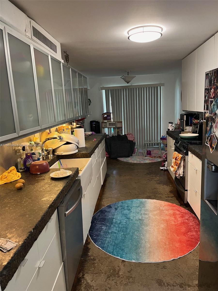 3326 Farragut St 6B, Hollywood, Florida 33021, 4 Bedrooms Bedrooms, ,2 BathroomsBathrooms,Residentiallease,For Rent,3326 Farragut St 6B,A11561969