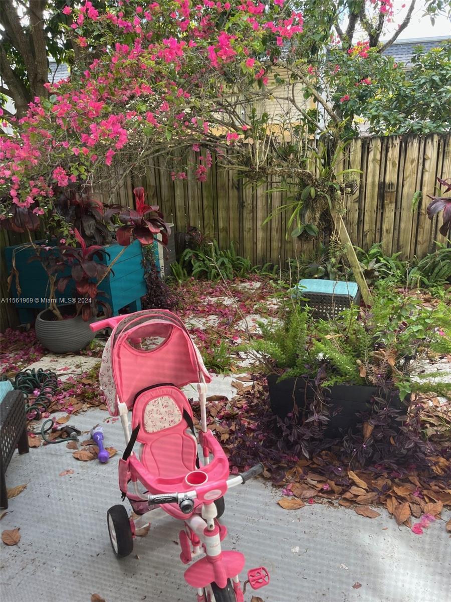 3326 Farragut St 6B, Hollywood, Florida 33021, 4 Bedrooms Bedrooms, ,2 BathroomsBathrooms,Residentiallease,For Rent,3326 Farragut St 6B,A11561969