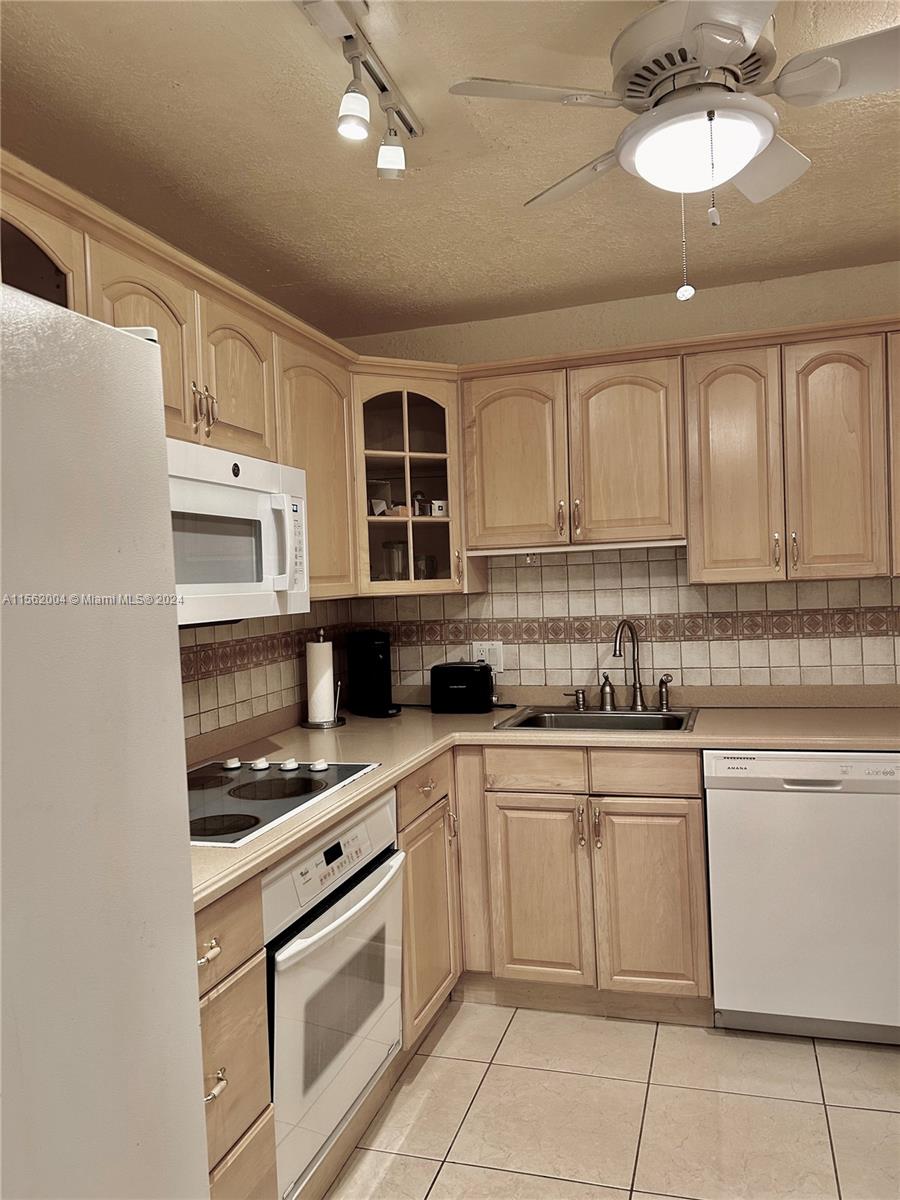 Hollywood, Florida 33019, 2 Bedrooms Bedrooms, ,2 BathroomsBathrooms,Residential,For Sale,A11562004