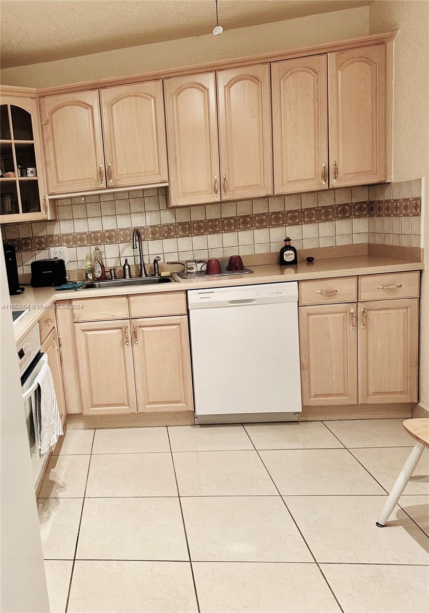 Hollywood, Florida 33019, 2 Bedrooms Bedrooms, ,2 BathroomsBathrooms,Residential,For Sale,A11562004