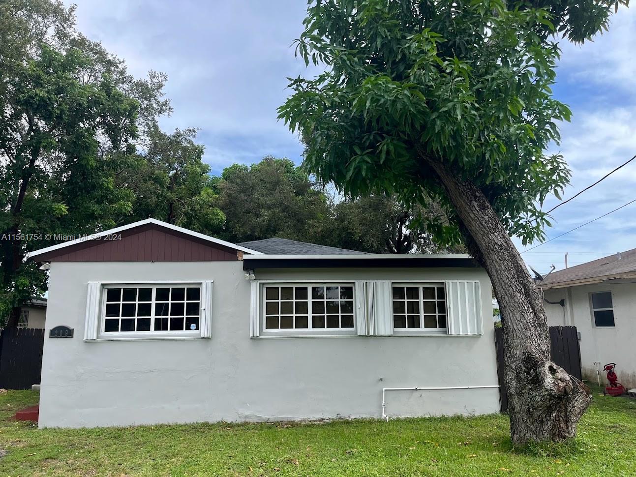 209 NW 7th Ave, Dania Beach, Florida 33004, 2 Bedrooms Bedrooms, ,1 BathroomBathrooms,Residential,For Sale,209 NW 7th Ave,A11561754