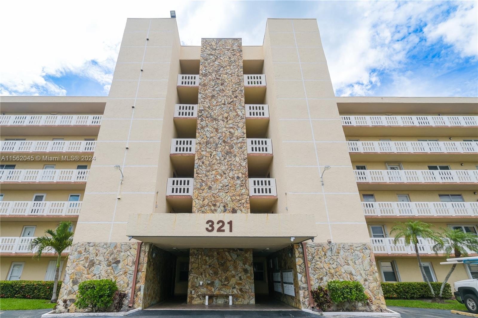 321 SE 3rd St 407, Dania Beach, Florida 33004, 2 Bedrooms Bedrooms, ,2 BathroomsBathrooms,Residential,For Sale,321 SE 3rd St 407,A11562045