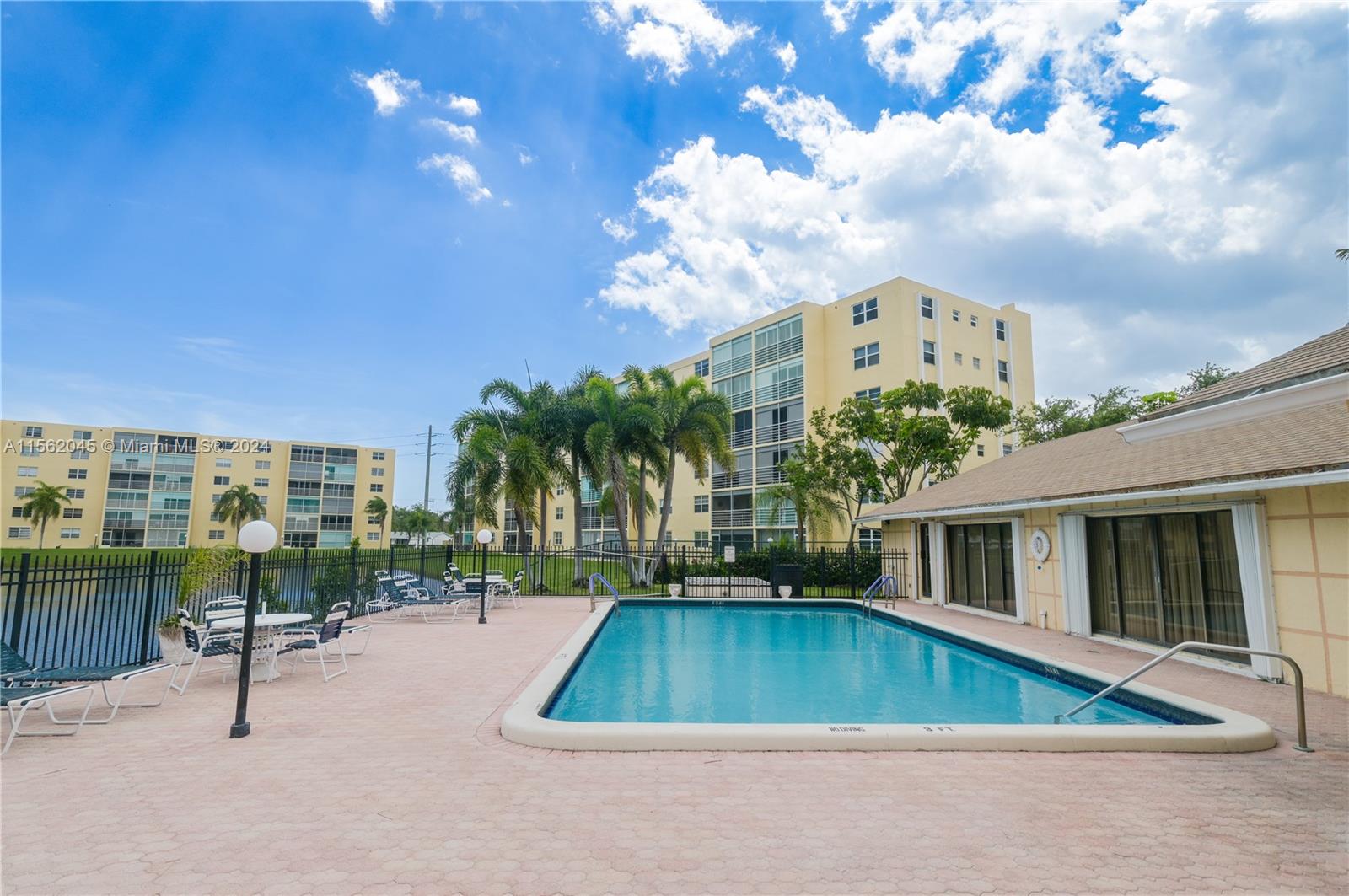 321 SE 3rd St 407, Dania Beach, Florida 33004, 2 Bedrooms Bedrooms, ,2 BathroomsBathrooms,Residential,For Sale,321 SE 3rd St 407,A11562045